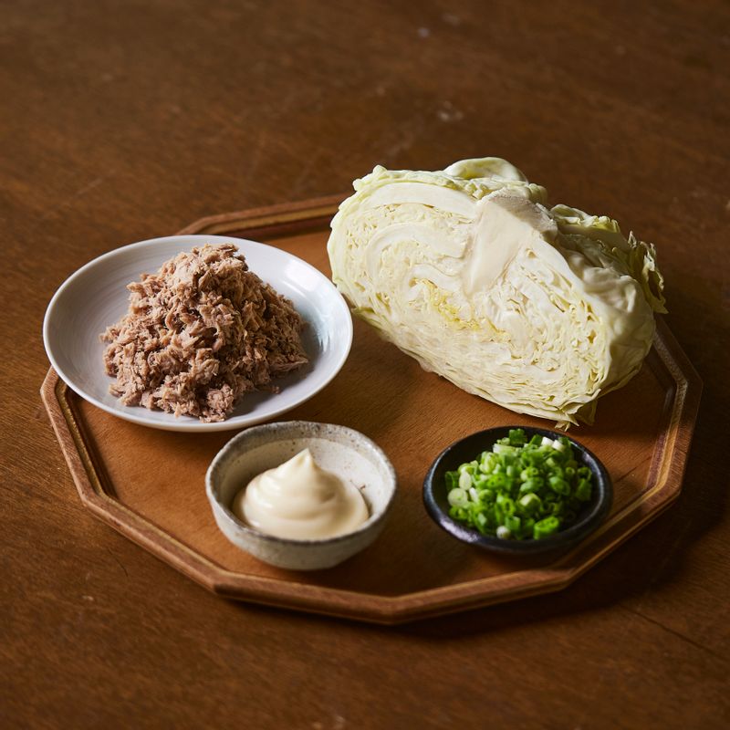 양배추 참치무침을 위한 재료 이미지로 양배추,참치캔,소금,통깨,후춧가루 등으로 구성 되어있습니다.