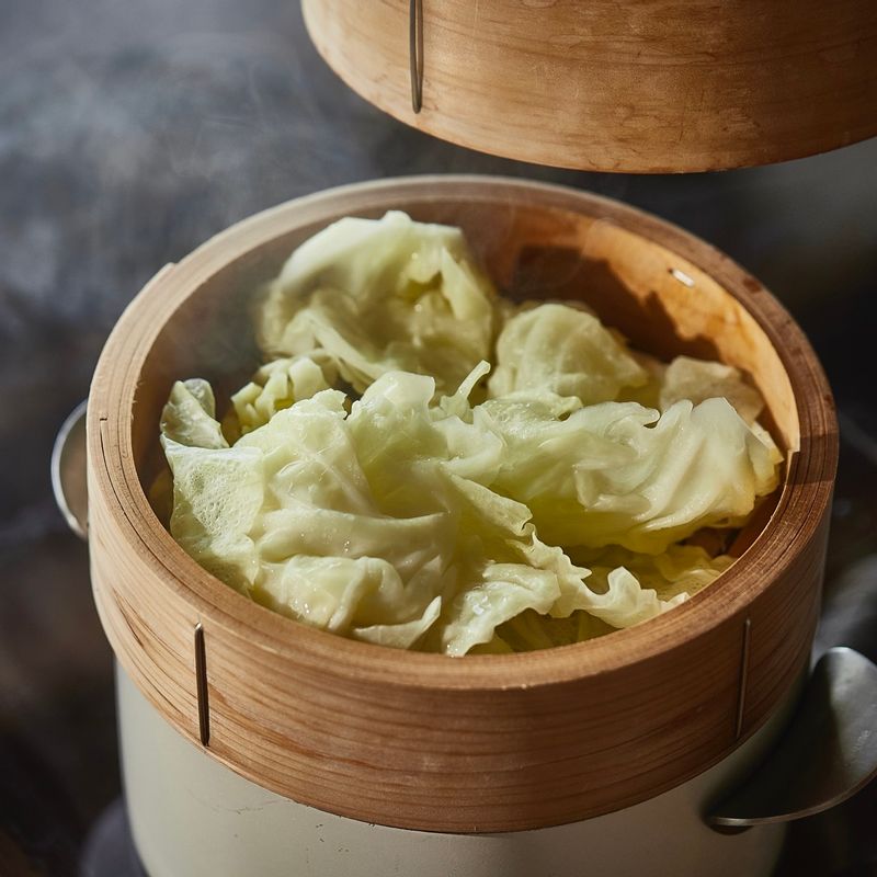 양배추 잎을 찜기에 10분간 쪄주세요.