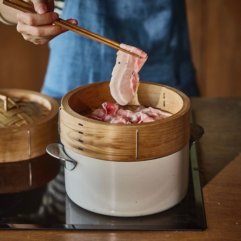 양배추를 찐 찜기에 삼겹살을 넣고 10분간 쪄주세요.