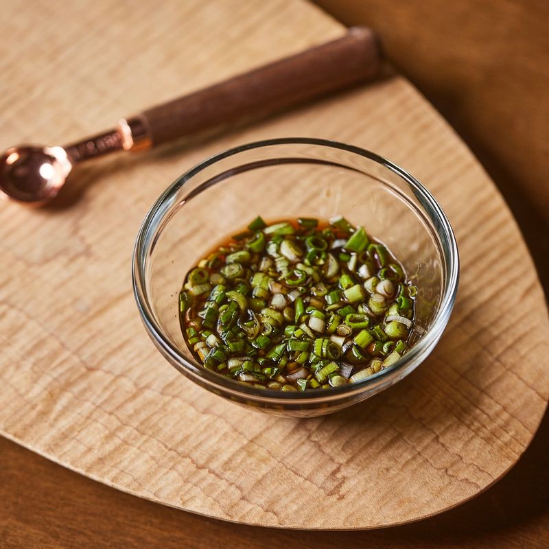 볼에 소스 재료를 넣어 섞어주세요.