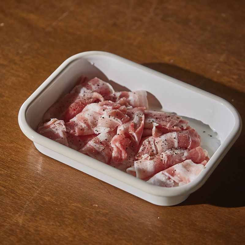 대패삼겹살은 청주와 소금, 후춧가루를 뿌려 10분간 재워주세요.