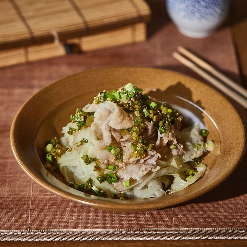 접시에 양배추와 삼겹살을 담고 소스를 얹은 후 쪽파와 통깨를 뿌려 맛있게 즐겨주세요.