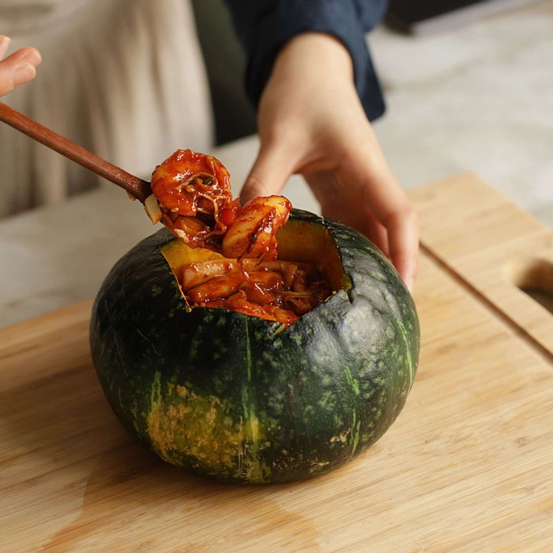단호박 속에 해물떡찜을 넣은 후 피자치즈를 뿌리고 찜기에 5분 정도 넣어 쪄주세요.
(200도로 예열한 오븐에 5분간 구워만드셔도 좋아요.)