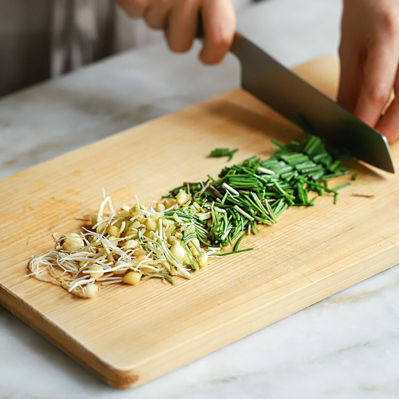 달래는 알뿌리 끝에 있는 흙을 제거한 후 흐르는 물에 깨끗이 씻어 잘게 썰어주세요.
(tip.달래의 뿌리 부분을 칼등으로 으깬 후 썰어서 넣으면 좀 더 진한 달래 향을 느끼실 수 있어요)