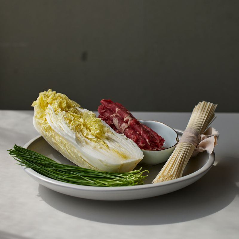 알배추국수을 위한 재료 이미지로 소면,알배추,소고기(불고기용),부추,다진 마늘 등으로 구성 되어있습니다.