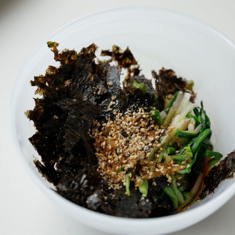 볼에 쪽파와 김, 양념을 넣고 버무려 주세요.