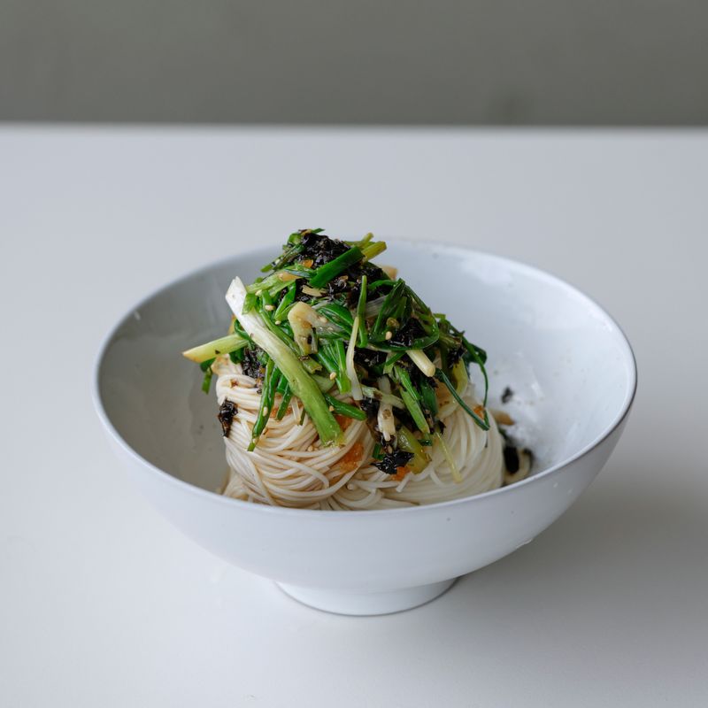 그릇에 소면을 담고 쪽파김무침을 올려 맛있게 즐겨주세요.
(tip. 기호에 따라 삶은 달걀을 올려도 좋아요)