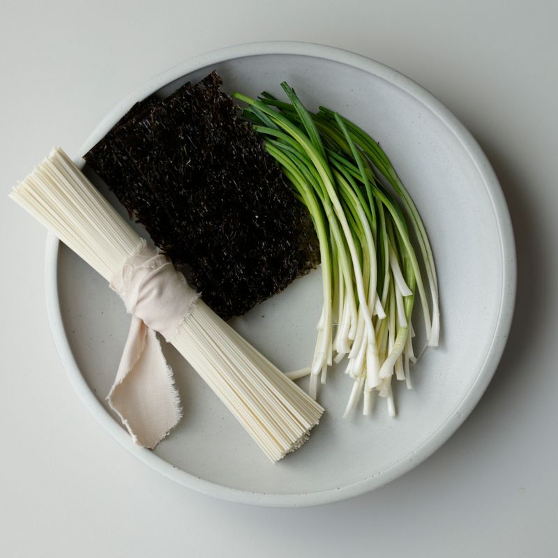 쪽파비빔국수을 위한 재료 이미지로 소면,쪽파,김 등으로 구성 되어있습니다.