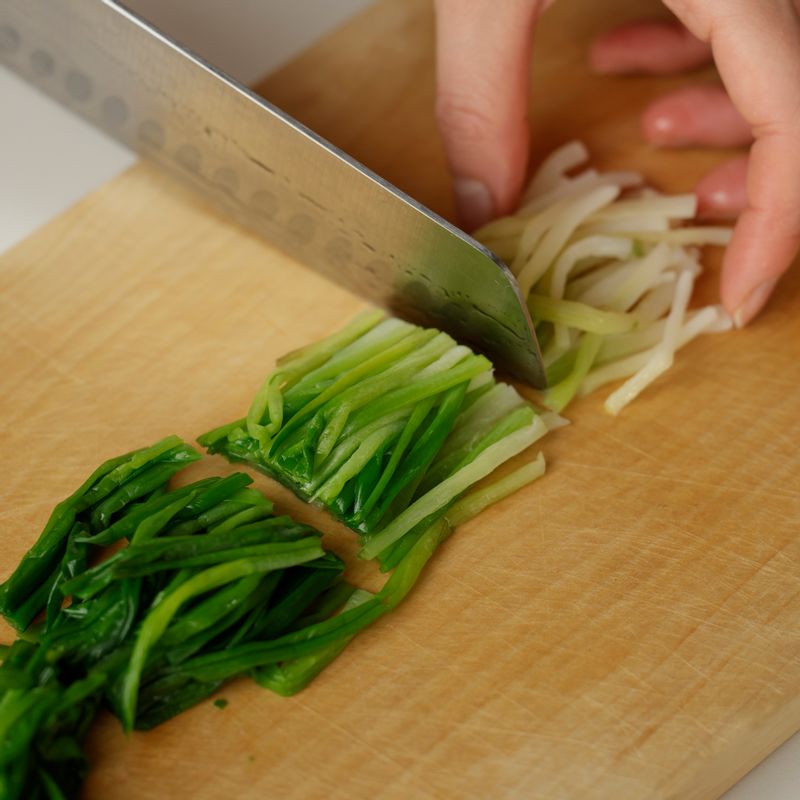 쪽파를 먹기 좋게 썰어주세요. 김은 잘게 찢어주세요.