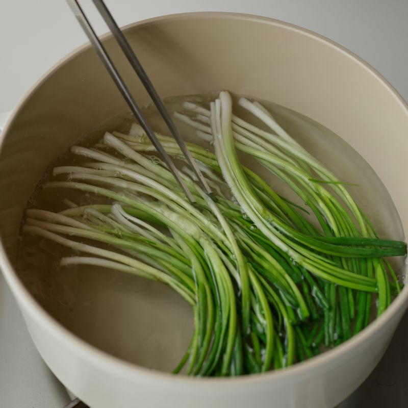 끓는 물에 쪽파를 넣고 1분 정도 데친 후 찬물에 헹궈 물기를 짜주세요.