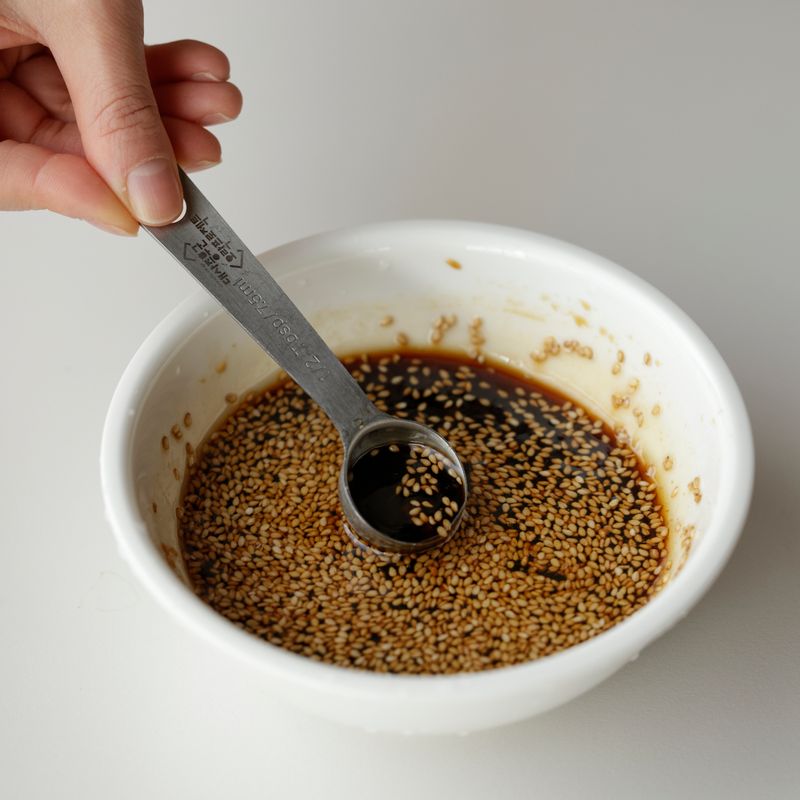 볼에 양념 재료를 넣어 섞어주세요. 통깨는 절구로 갈아서 넣어주세요.