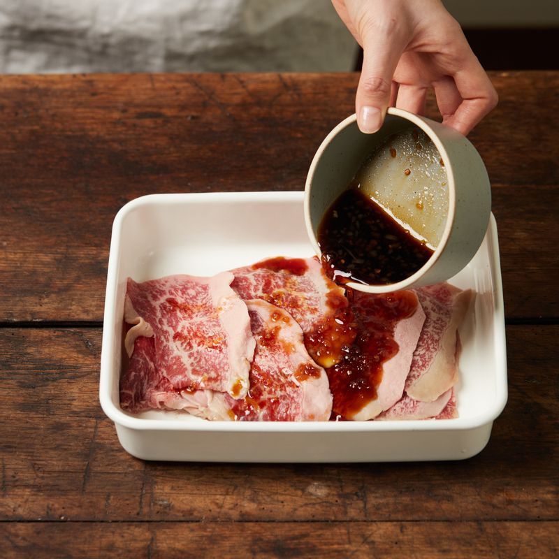 차돌박이는 키친타월에 올려 핏물을 제거해주세요. 고기 양념 재료에 10분 정도 밑간을 해주세요.