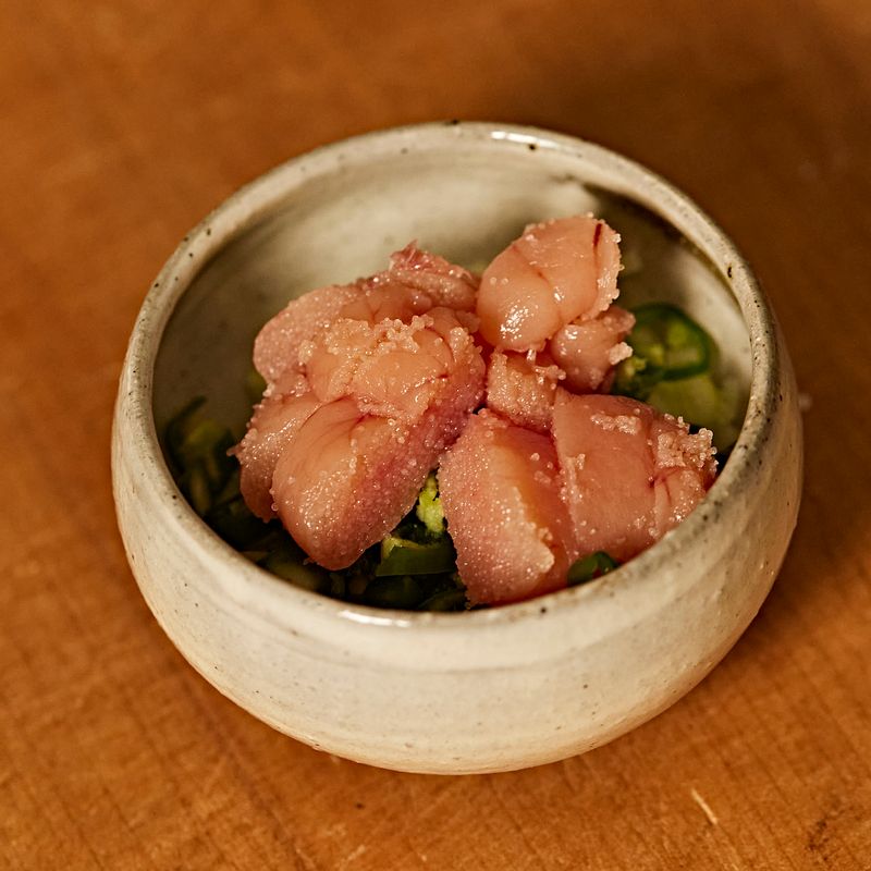 그릇에 명란과 대파, 고추, 버터를 넣고 양념 재료를 모두 넣어주세요.