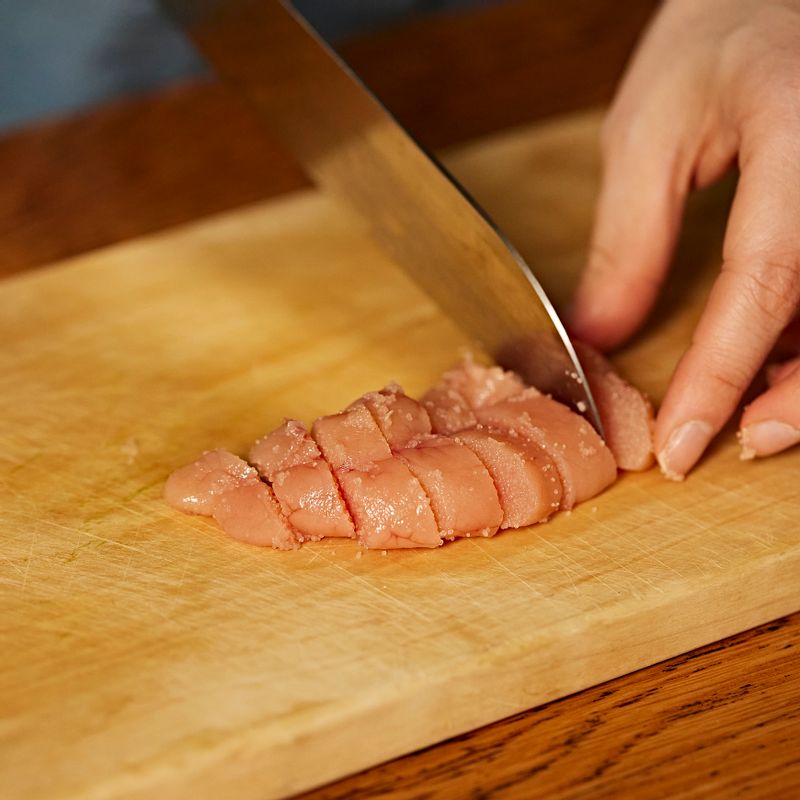 명란은 껍질째 1cm 간격으로 썰어주세요. 대파는 반으로 갈라 송송 썰어주세요. 청양고추는 씨를 빼고 잘게 썰어주세요.