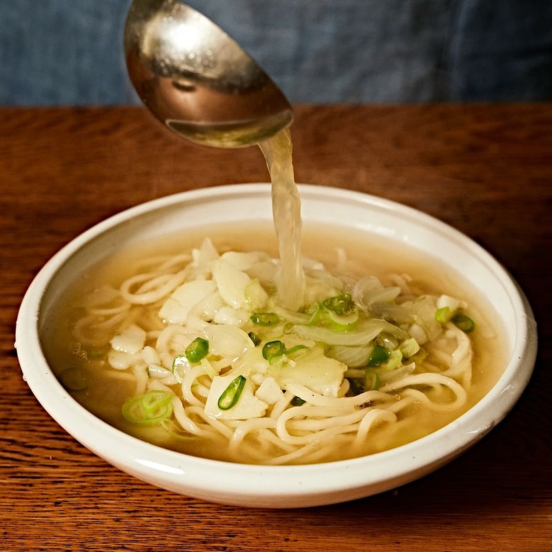 칼국수면을 그릇에 담고 국물을 부은 후 송송 썬 대파와 고추, 고춧가루, 통깨, 후춧가루를 뿌려 맛있게 즐겨주세요.