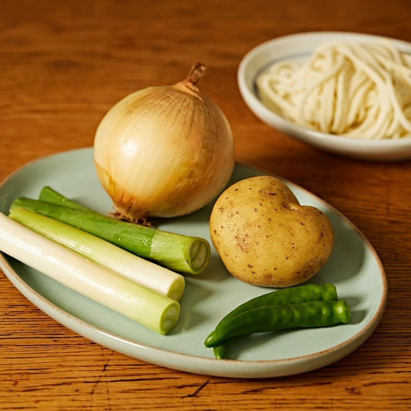 해물 칼국수 을 위한 재료 이미지로 해물 코인 육수,칼국수면,감자(중간 크기),양파(중간 크기),대파 등으로 구성 되어있습니다.