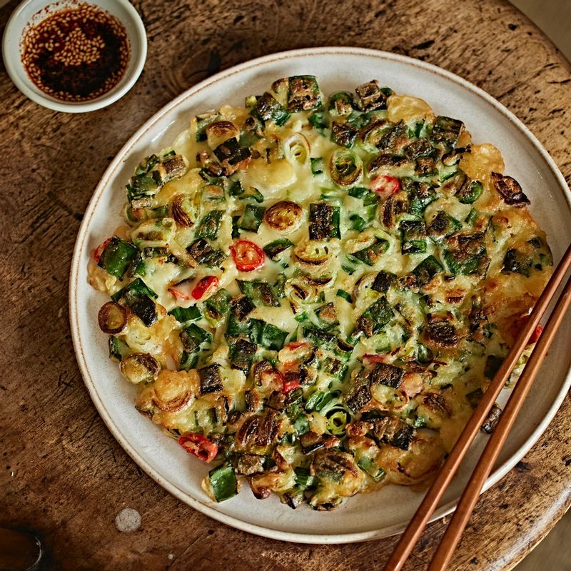 완성된 대파전을 접시에 담고 초간장을 곁들여 맛있게 즐겨주세요.