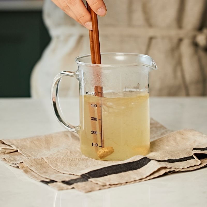 볼에 뜨거운 물 2컵과 해물 코인 한 알을 넣어 저어주세요.