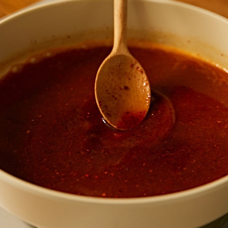 물이 끓으면 양념 재료를 넣고 풀어준 후 떡을 넣고 3~4분간 끓여주세요.