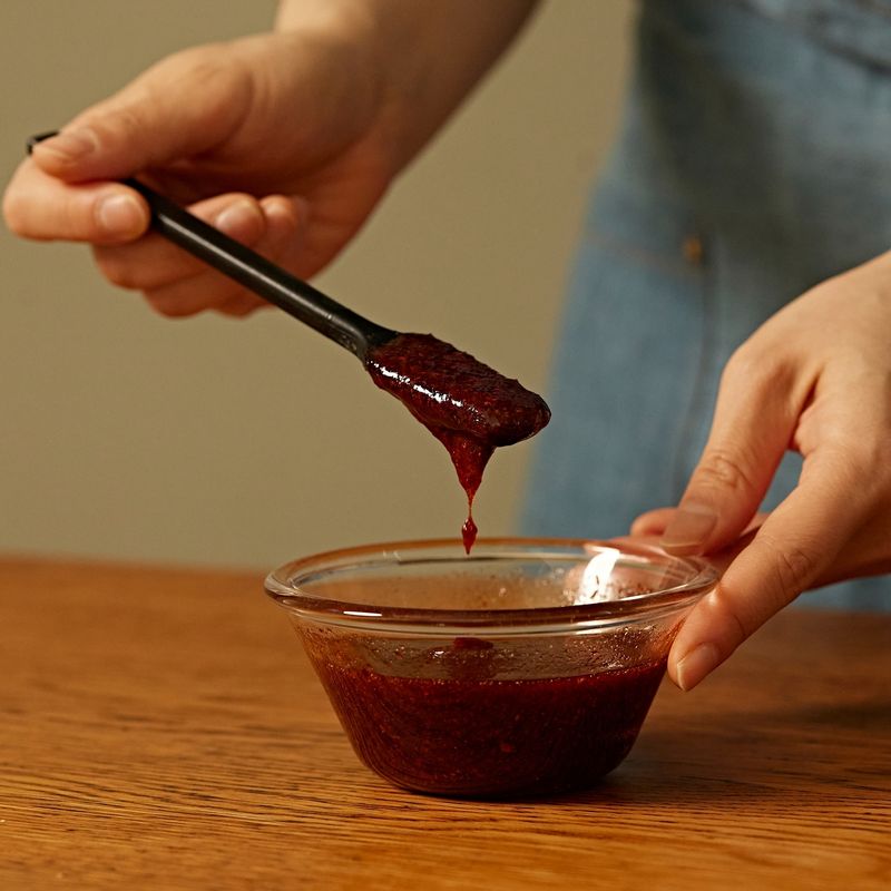 볼에 양념 재료를 넣어 섞어주세요.