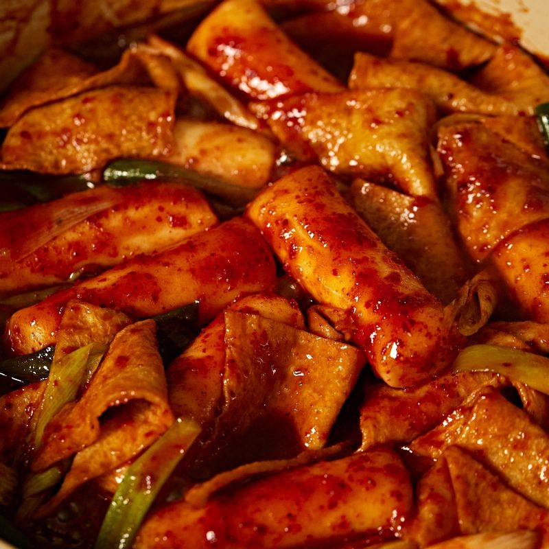 어묵과 대파를 넣고 2분간 저어가며 끓여주세요.