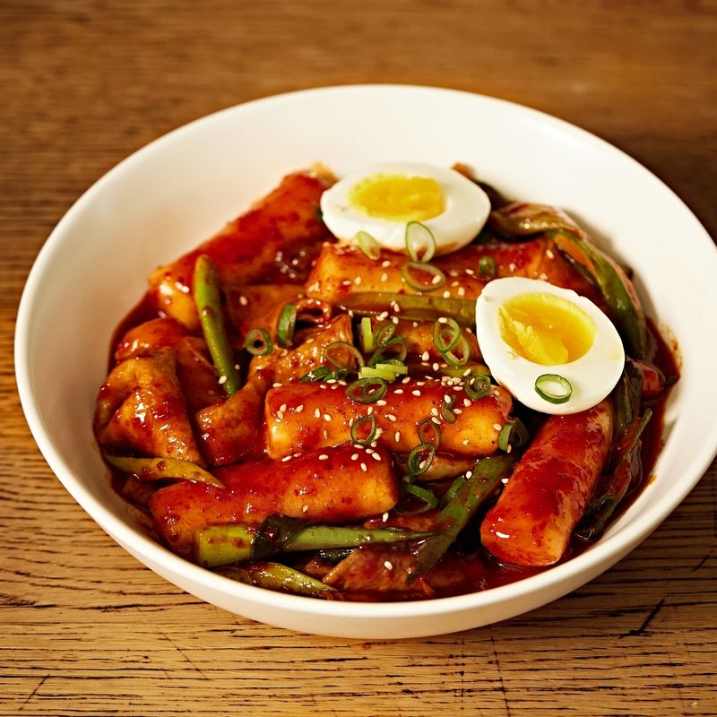 먹기 좋게 졸여진 떡볶이를 그릇에 담아 맛있게 즐겨주세요.