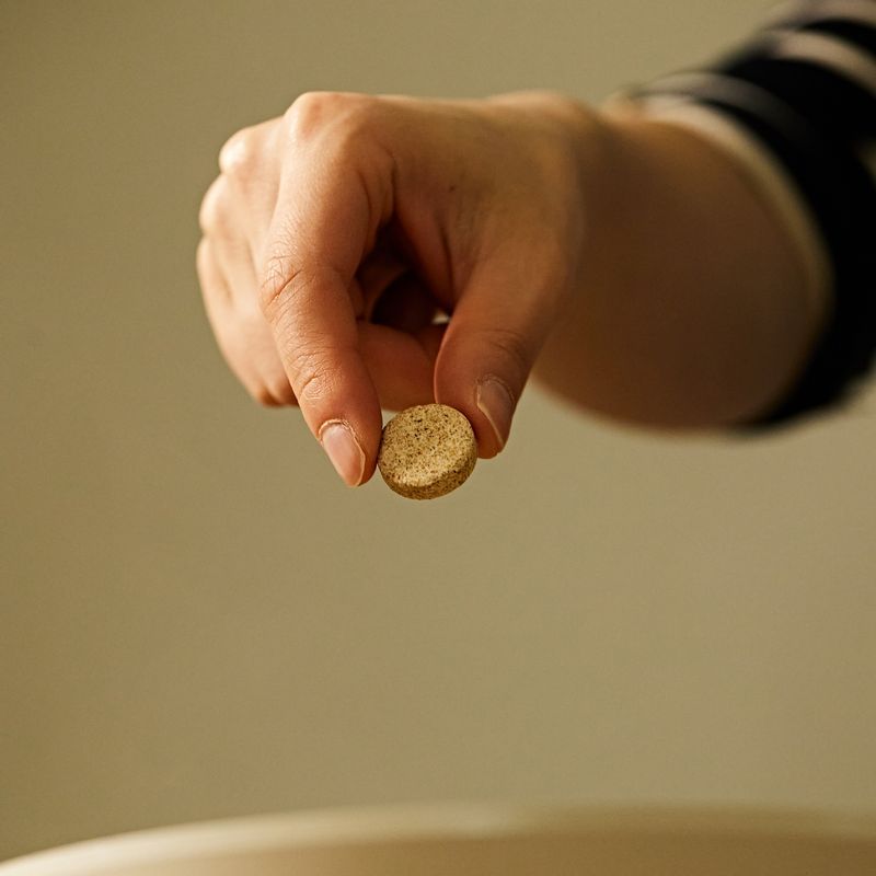 팬에 물과 멸치 코인 한 알을 넣고 끓여주세요.