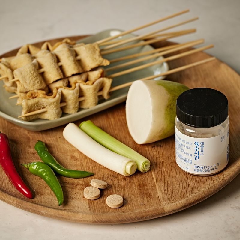 어묵탕을 위한 재료 이미지로 해물 코인 육수,꼬치어묵,무,청양고추,홍고추 등으로 구성 되어있습니다.