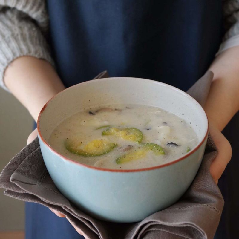 완성된 수제비를 그릇에 담아주시고 기호에 따라 김가루를 조금 뿌려서 드셔도 좋아요.