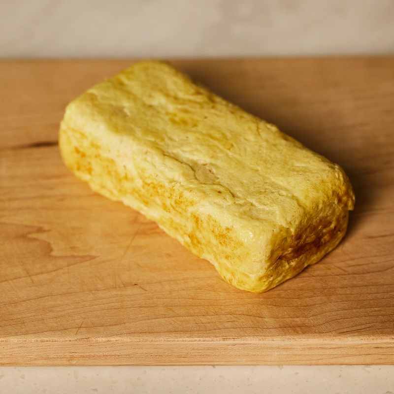 완성된 달걀 말이는 한 김 식혀 먹기 좋게 썰어 맛있게 즐겨주세요.