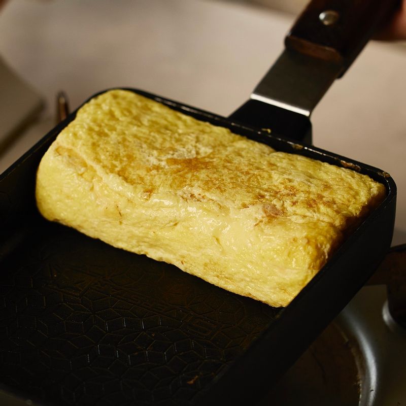 말아진 달걀을 팬 머리쪽으로 밀어 놓고 달걀물을 붓고 3회 정도 같은 방법으로 반복해서 말아주세요.