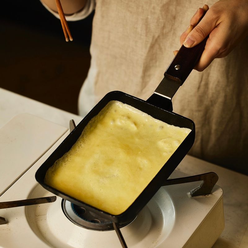 중약불로 달군 팬에 약간의 식용유를 두르고 달걀물을 붓고 윗면이 반쯤 익으면 돌돌 말아주세요.