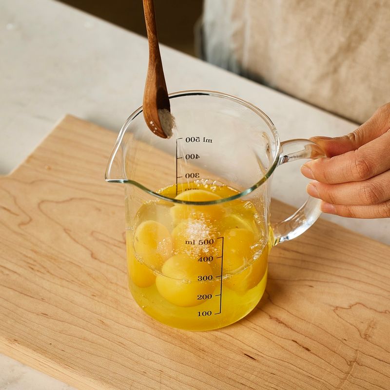 볼에 달걀을 넣고 풀어준 후 맛술과 소금을 넣어 섞어주세요.