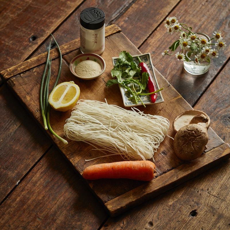 간단 쌀국수을 위한 재료 이미지로 치킨 육수 분말,쌀국수면(버미셀리면),홍고추,쪽파,당근 등으로 구성 되어있습니다.