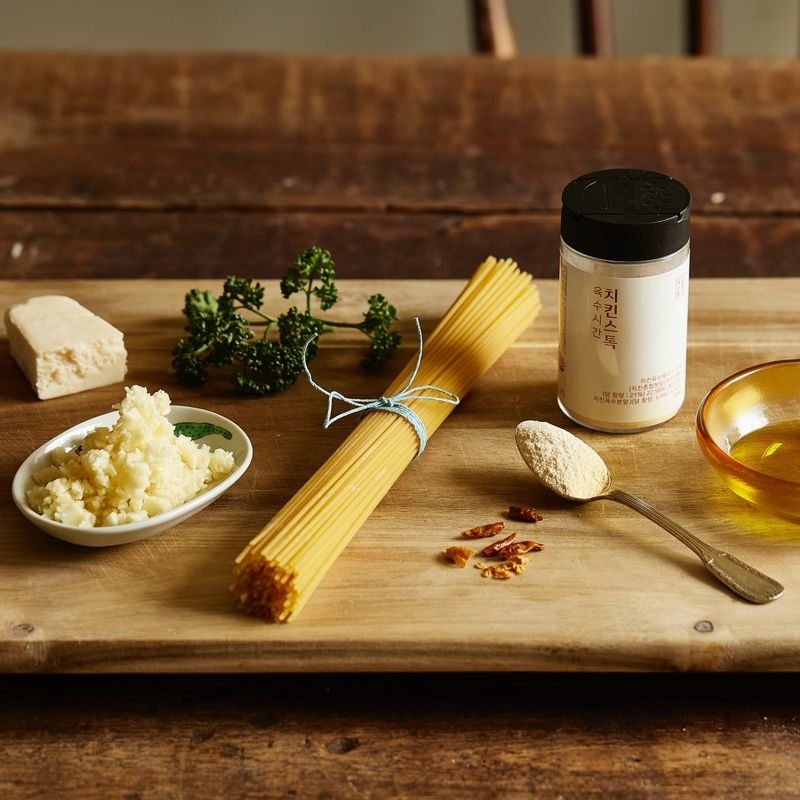 원팬 파스타을 위한 재료 이미지로 치킨 육수 분말,파스타면,물,올리브 오일,다진 마늘 등으로 구성 되어있습니다.