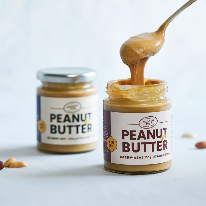 땅콩 크림 라떼을 위한 재료 이미지로 땅콩버터,우유,생크림,설탕,에스프레소 등으로 구성 되어있습니다.