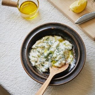 볼에 물기를 제거한 부라타치즈와 레몬즙, 올리브오일과 소금, 후춧가루를 넣고 섞어주세요.