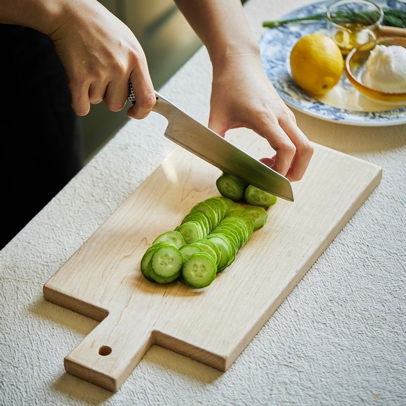 오이는 모양대로 얇게 슬라이스 한 후 오이 절임 재료에 10분간 절여준 후 키친타올로 물기를 제거해 주세요. 빵도 먹기 좋은 크기로 길게 썰어주세요.