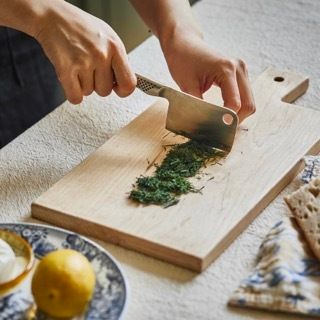 딜은 잘게 썰어주세요. 달군 팬에 빵을 앞뒤로 노릇하게 3~4분간 구워주세요.