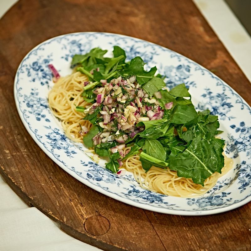 삶은 파스타면과 루꼴라, 섞어둔 드레싱을 넣고 가볍게 버무려주세요. 접시에 담아 맛있게 즐겨주세요.