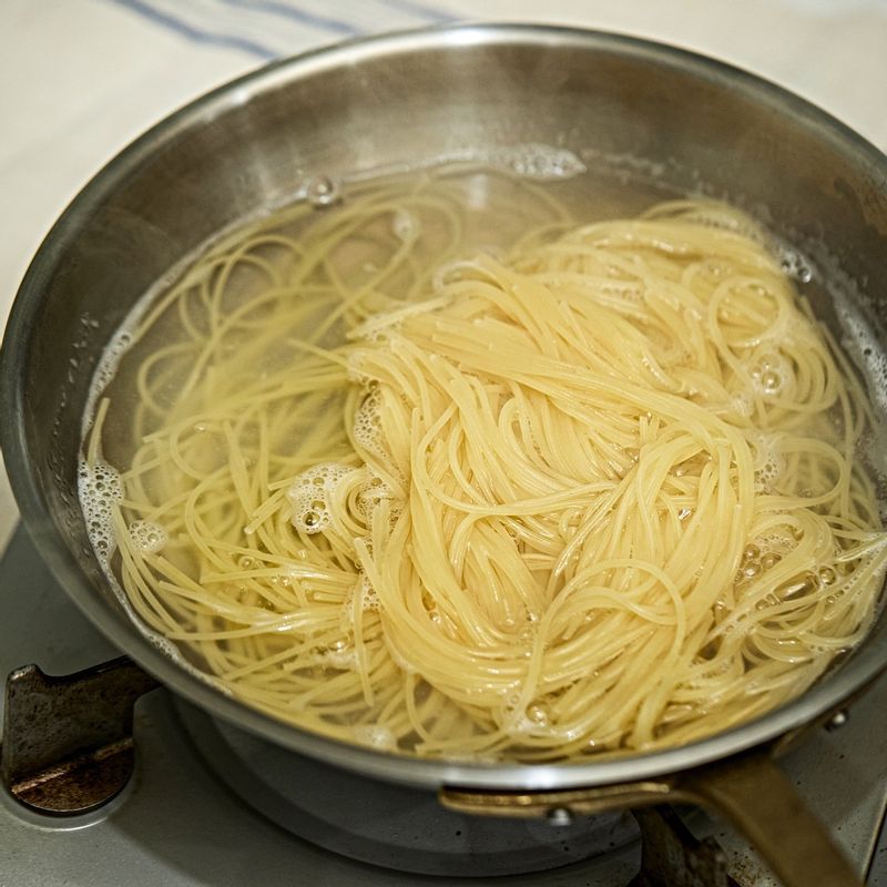 끓는 물에 소금과 면을 넣고 8~10분간 삶아낸 후 면은 채반에 건지고, 면수는 따로 덜어 주세요.
(tip. 파스타 종류별로 삶는 시간이 다르니 포장지에 있는 설명을 참고해주세요)