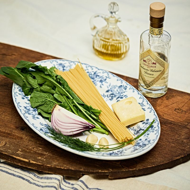 콜드 파스타을 위한 재료 이미지로 카펠리니면,적양파,깐 마늘,파마산 치즈,딜 등으로 구성 되어있습니다.