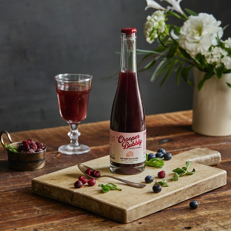 상그리아 셔벗을 위한 재료 이미지로 상그리아,설탕,뜨거운물,베리류,민트 잎 (허브 잎) 등으로 구성 되어있습니다.