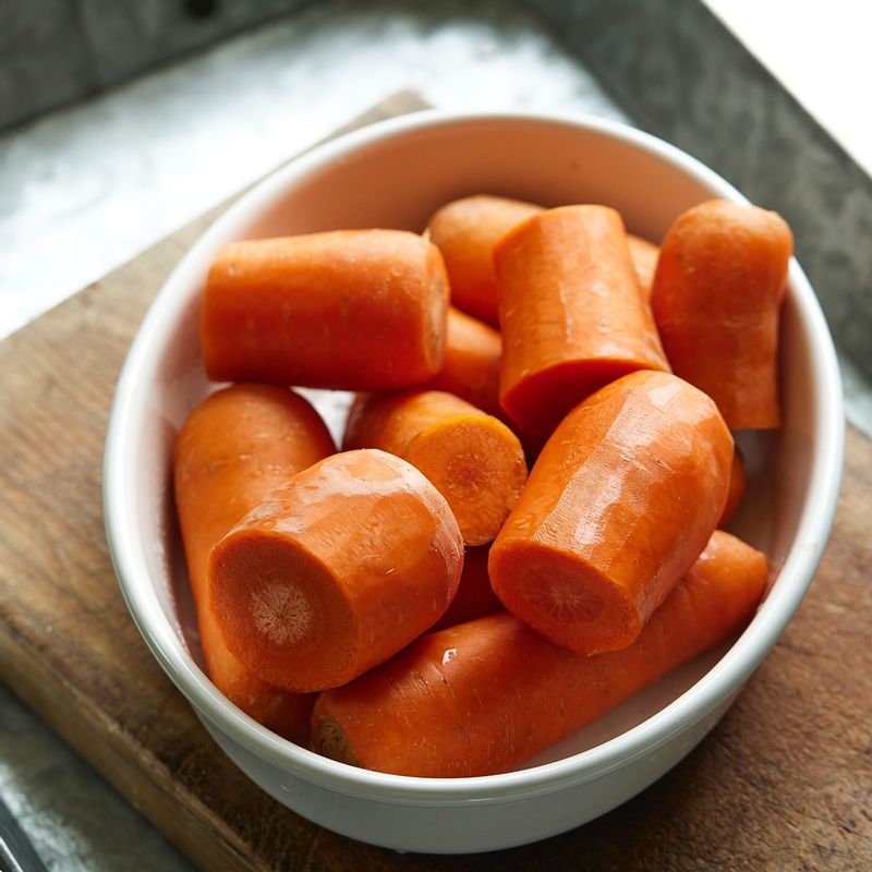 당근은 깨끗이 씻어 준비해주세요. 큰 당근은 2~3등분으로 썰어주세요.