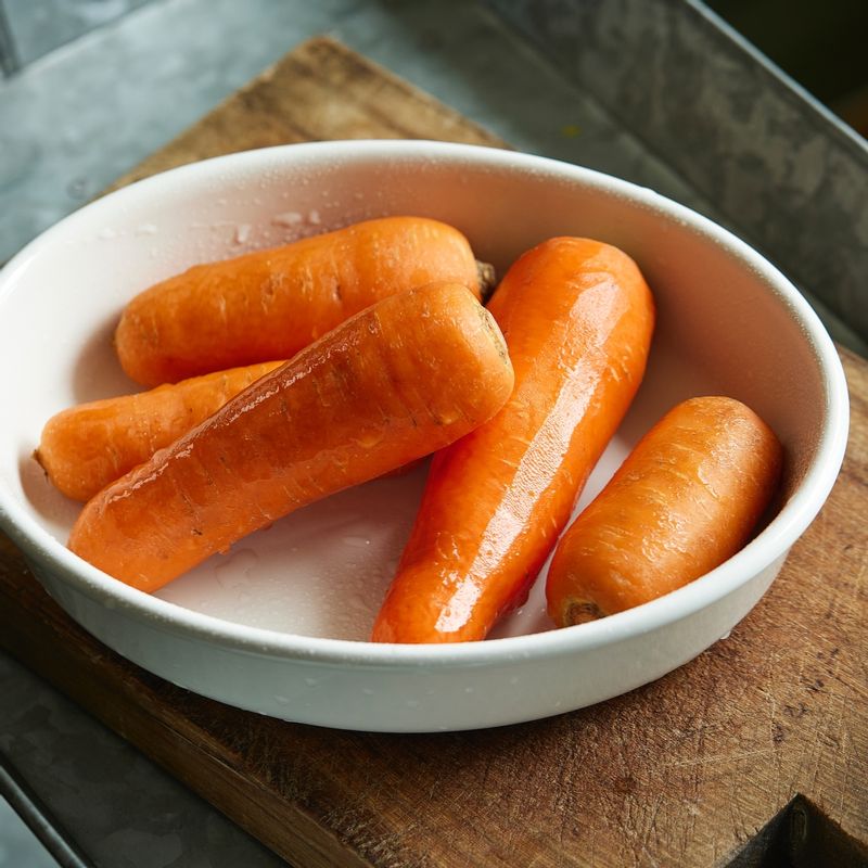 당근주스을 위한 재료 이미지로 당근 등으로 구성 되어있습니다.