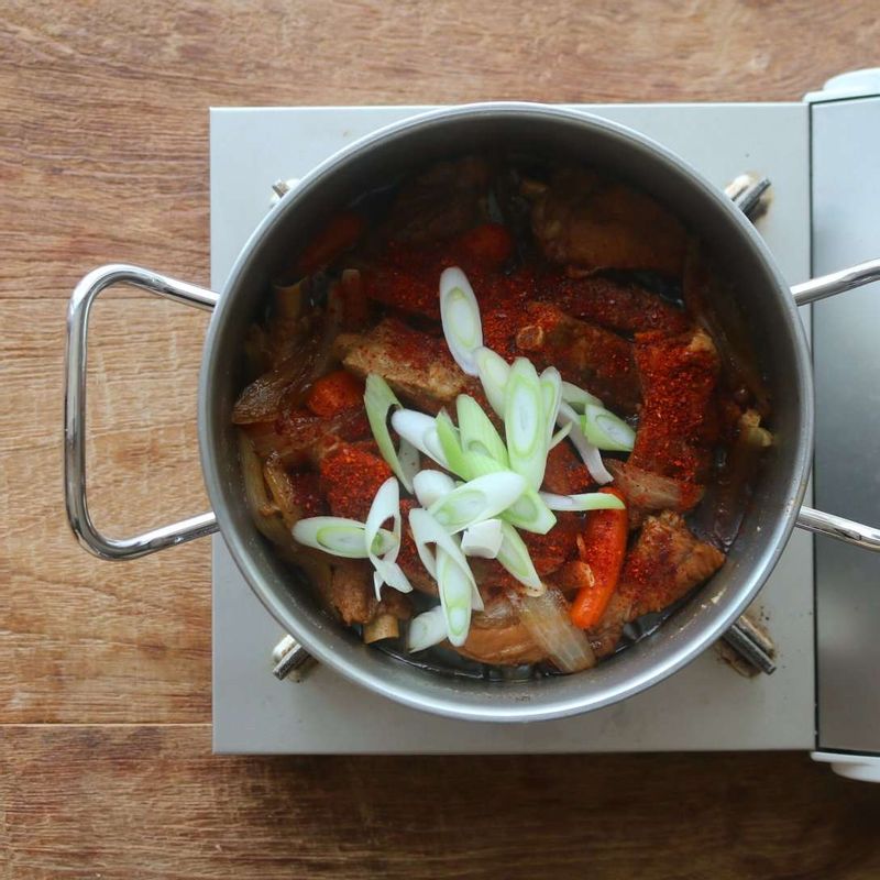 약한불에서 대파와 고춧가루 1큰술을 넣어 3분 정도 끓여주세요.
다른 냄비에 물 2컵을 넣고 끓어오르면 약간의 소금을 넣고 콩나물을 넣어 1분정도 뚜껑을 열고 데쳐 체에 받쳐 물기를 뺀 후 콩나물 양념에 무쳐주세요.