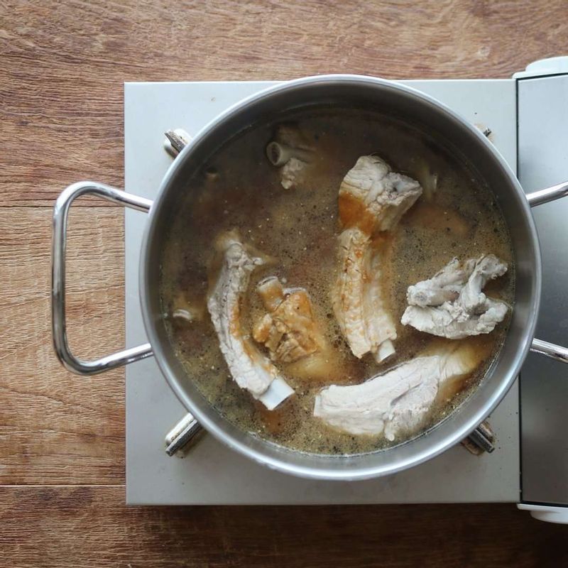 냄비에 등갈비와 물 3컵, 양념장을 넣고 강불에서 15분정도 끓이다가 당근과 양파를 넣고,중간불에서 10분 정도 끓여주세요.