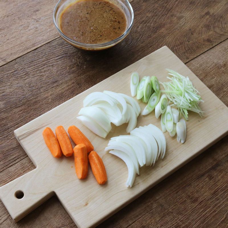 당근은 한입크기로 썰고, 양파는 굵게 채를 썰은 후 대파를 어슷하게 썰어주세요.
고명용 대파는 곱게 채를 썰고 실파는 송송 썰어주세요.(생략가능)
