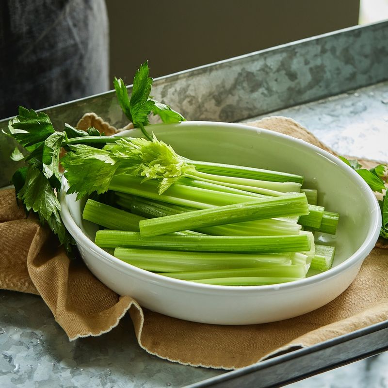 샐러리 주스을 위한 재료 이미지로 샐러리 등으로 구성 되어있습니다.