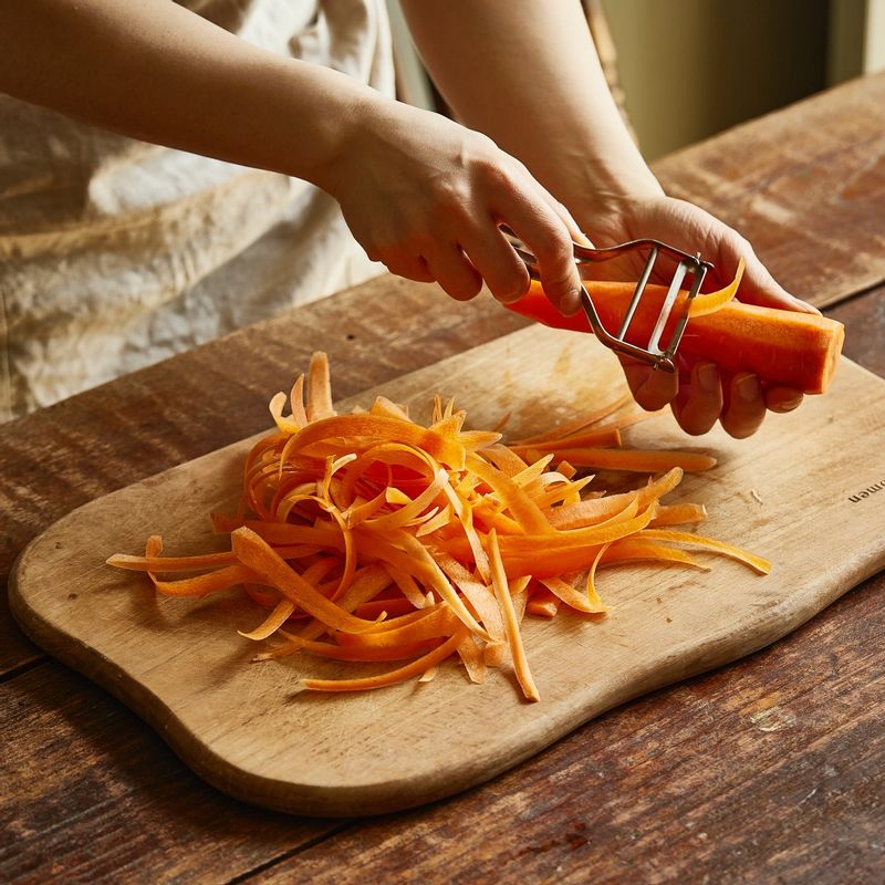 당근은 깨끗이 씻어 껍질을 벗기고 필러를 사용해 얇게 슬라이스 해주세요.